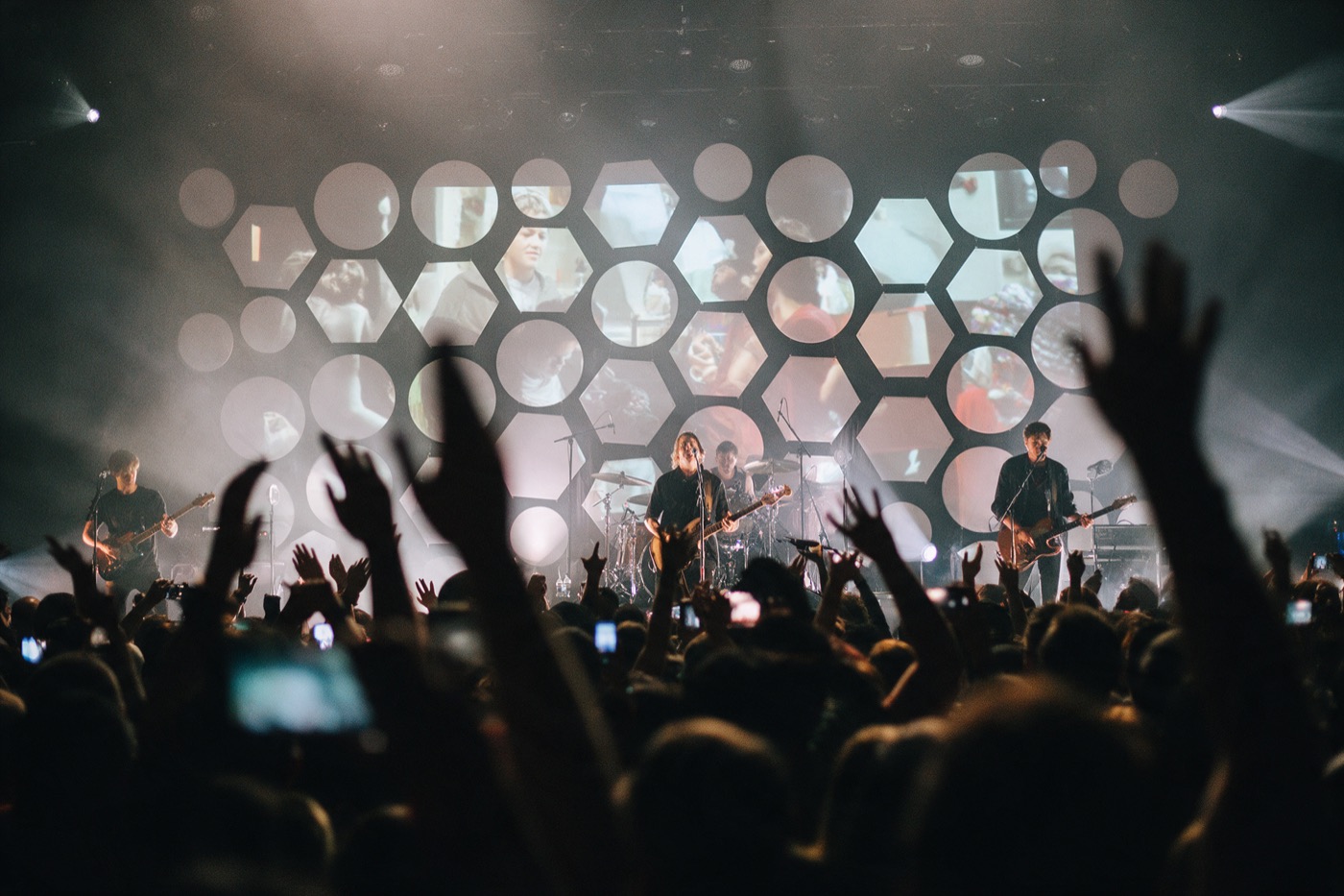 Concert with video on hexagonal and round screens behind the band